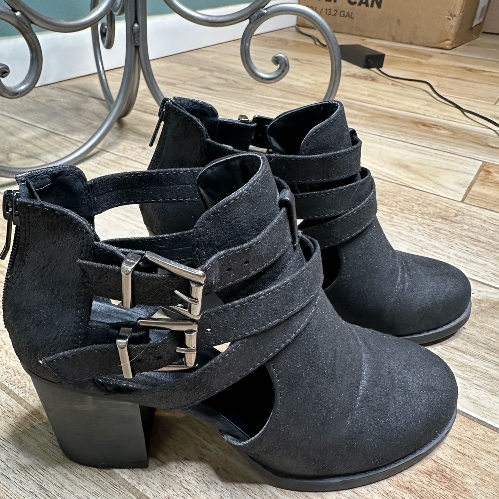 J Adam’s Cut Out Ankle Booties Low Stacked Wooden Heel Western Round Boot size 8